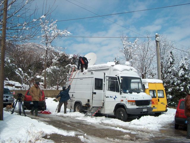 Cavallerizzo l'8 marzo 2005, il giorno dopo la frana: mezzi nell'abitato innevato.