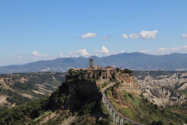 Veduta dal belvedere: la rupe, il borgo e le valli in erosione.
