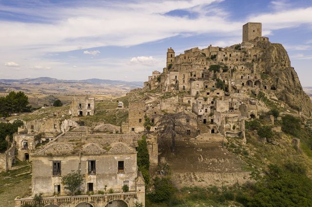 Veduta aerea del centro storico di Craco (2020).