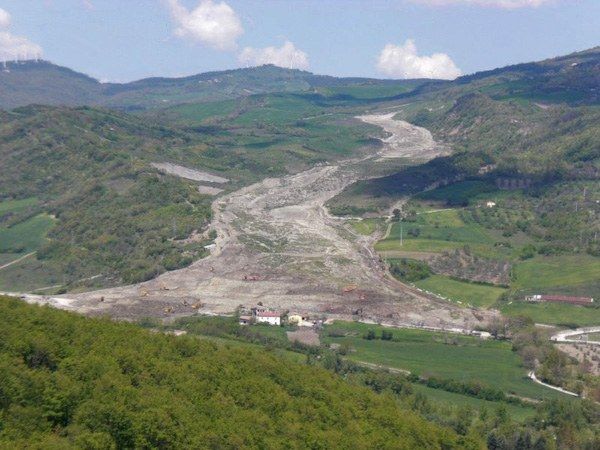 La colata di Montaguto: la lingua di terra scende lungo la valle fino al fondovalle.