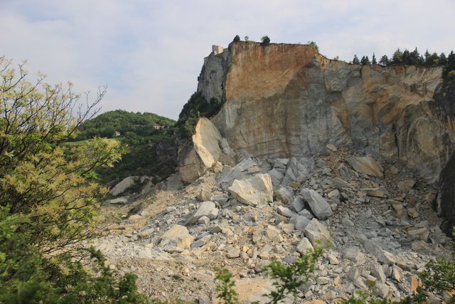 La nicchia di distacco e l'accumulo di blocchi del crollo del 27 febbraio 2014, fotografati il 7 maggio 2015.