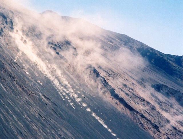 La Sciara del Fuoco nell'agosto 2003, pochi mesi dopo le frane e lo tsunami del 30 dicembre 2002 (pubblico dominio).