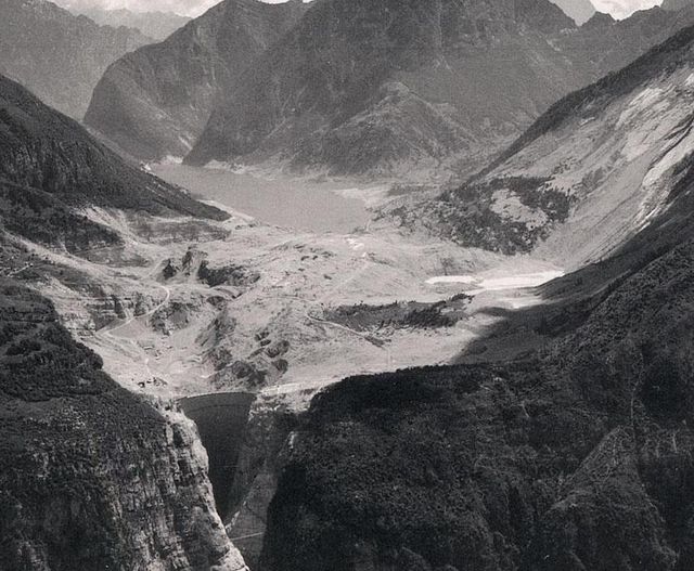 La valle del Vajont poco dopo il disastro: la frana del Monte Toc ha riempito il bacino (1963, pubblico dominio).
