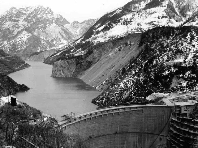 Il lago del Vajont con la frana del 4 novembre 1960, un segnale premonitore (pubblico dominio).
