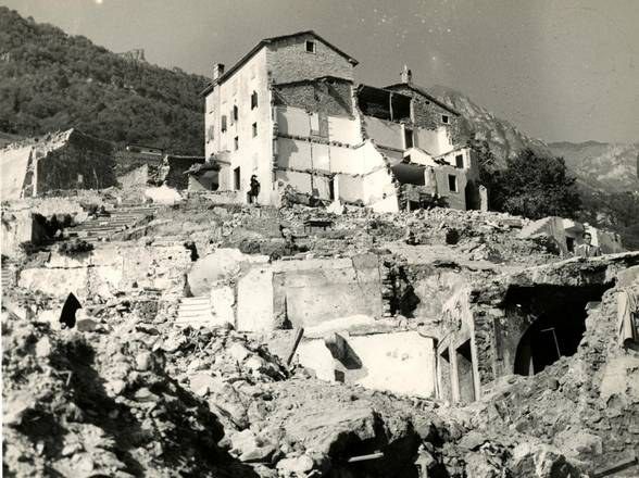 Longarone nei giorni successivi alla frana del 9 ottobre 1963 (Ispettorato Vigili del Fuoco, pubblico dominio).