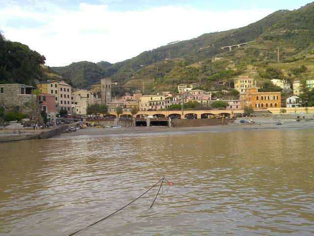 Acqua torbida davanti a Monterosso al Mare dopo l'alluvione.