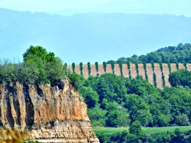 Pareti di tufo e calanchi di Civita di Bagnoregio (2020).
