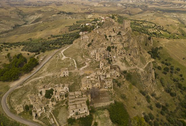 Craco dal drone: il borgo abbandonato sul rilievo e i versanti in frana (2020).