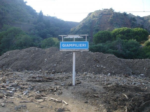 Il deposito della colata detritica a Giampilieri il giorno dopo l'evento.