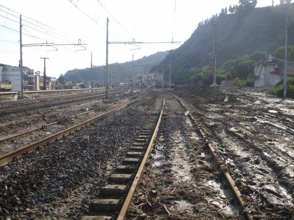 Detrito e fango sulla ferrovia a Giampilieri (2 ottobre 2009).