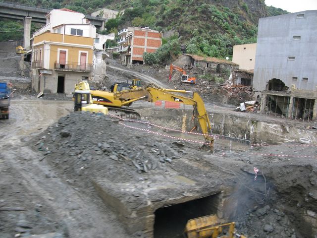 Lavori di sgombero tra Scaletta Zanclea e Giampilieri Marina, 15 ottobre 2009.
