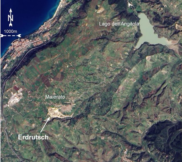 Immagine satellitare dopo l'evento: la frana di Maierato (Erdrutsch) a sud-ovest dell'abitato, tra il mare e il lago dell'Angitola.