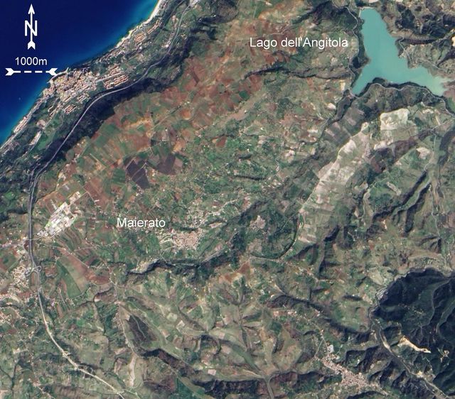 Stessa area prima della frana, nell'immagine satellitare del 2003.