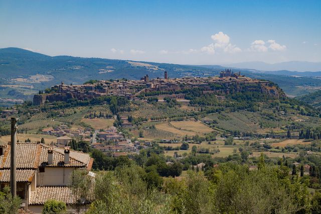 Orvieto sulla sua placca di tufo: le pareti verticali poggiano sulle argille del versante (2017).