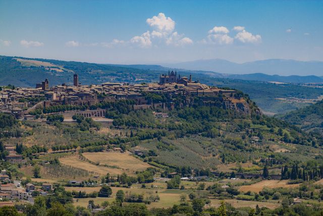 La rupe di Orvieto vista dalla valle (2017).