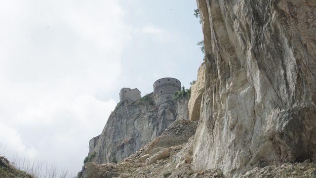 La parete della rupe dopo la frana, con la fortezza di San Leo sullo sfondo (2017).