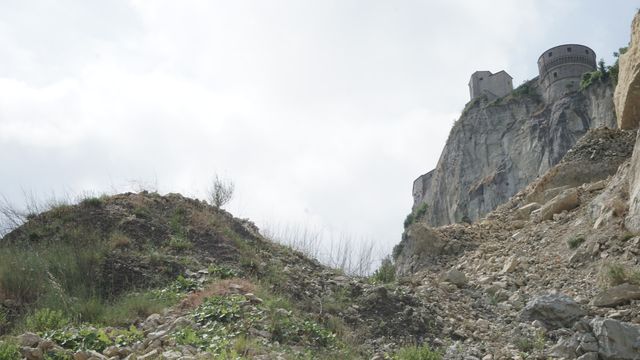 Accumulo di detrito ai piedi della rupe, sotto la fortezza (2017).